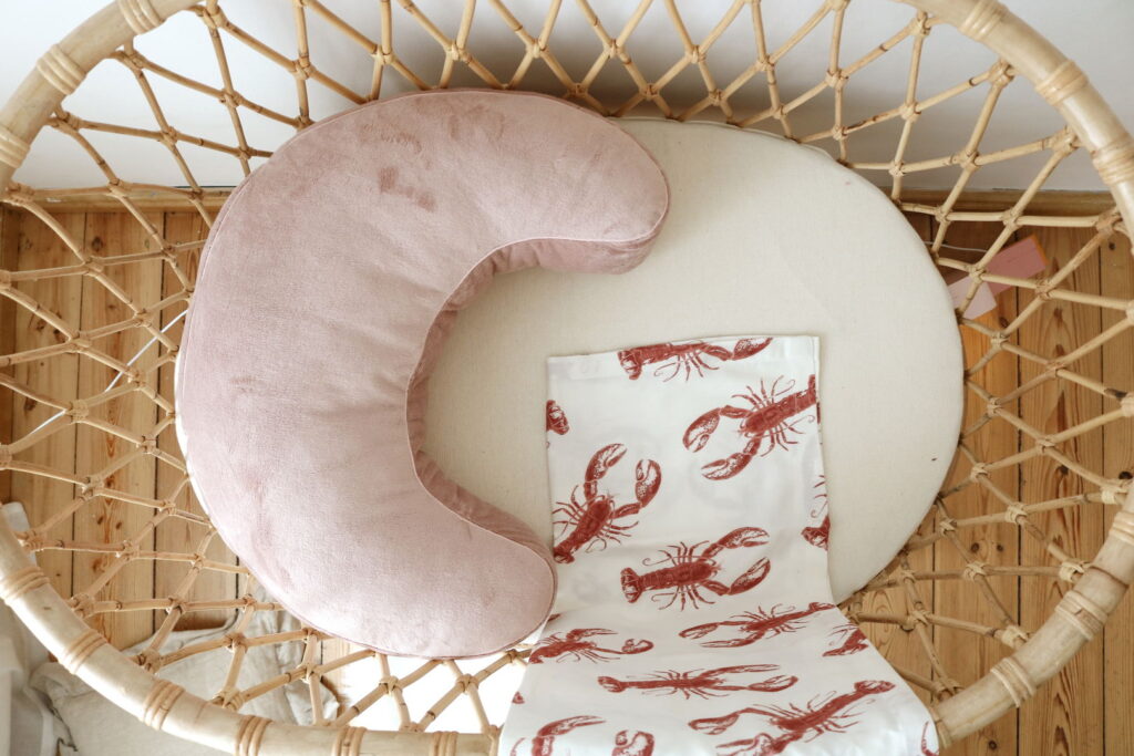 poduszka do karmienia pudrowy roz otulacz lobster pink 1
