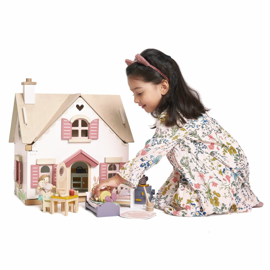 Drewniany dwupiętrowy domek dla lalek z wyposażeniem – Tender Leaf Toys