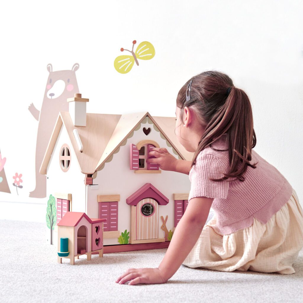 Drewniany dwupiętrowy domek dla lalek z wyposażeniem - Tender Leaf Toys
