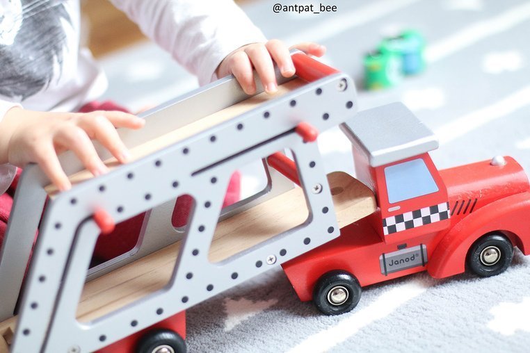 Laweta zabawka z 4 samochodzikami dla dzieci od Janod