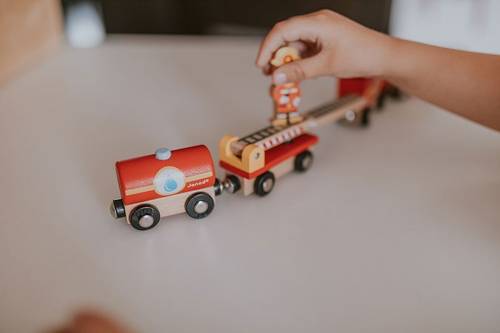 Zabawka pociąg drewniany Straż pożarna Story od Janod