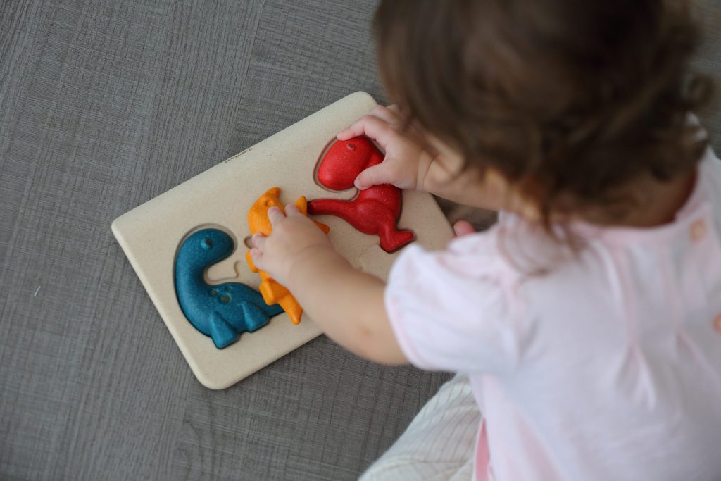 Drewniane puzzle z dinozaurami od Plan Toys