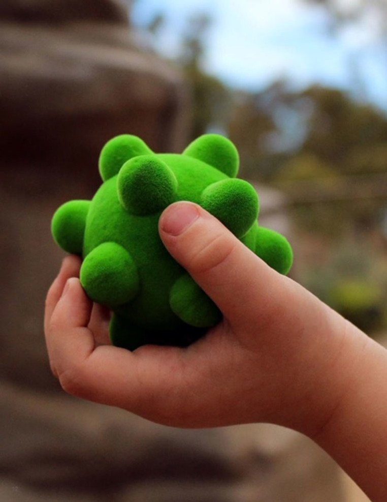 Mała piłka sensoryczna dla dzieci, zielony wirus od Rubbabu