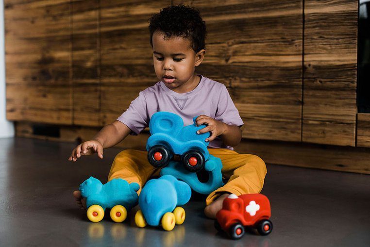 Zabawka rozwojowa w kształcie pomarańczowej małpki dla dzieci od Rubbabu