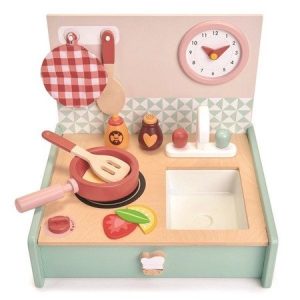 Drewniana kuchnia przenośna – Mini Chef od Tender Leaf Toys