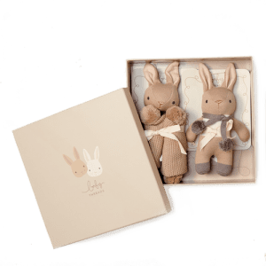 Zestaw z bawełny organicznej – grzechotka i kocyk przytulanka w ozdobnym pudełku – Taupe Bunny od ThreadBear Design