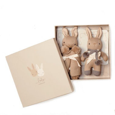 Zestaw z bawełny organicznej - grzechotka i kocyk przytulanka w ozdobnym pudełku - Taupe Bunny od ThreadBear Design