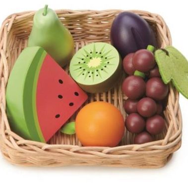 Wiklinowy koszyk z owocami od Tender Leaf Toys