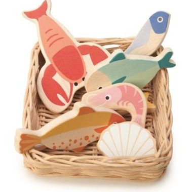 Wiklinowy koszyk z rybami i owocami morza od Tender Leaf Toys