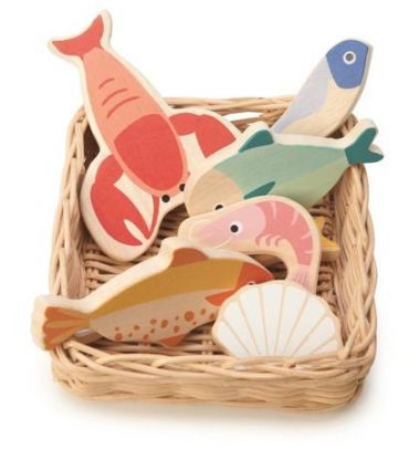 Wiklinowy koszyk z rybami i owocami morza od Tender Leaf Toys
