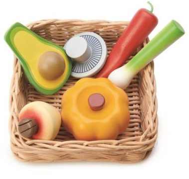 Wiklinowy koszyk z warzywami od Tender Leaf Toys