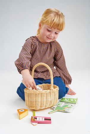 Wiklinowy koszyk z zestawem piknikowym od Tender Leaf Toys