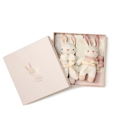 Zestaw z bawełny organicznej - grzechotka i kocyk przytulanka w ozdobnym pudełku - Cream Bunny od ThreadBear Design