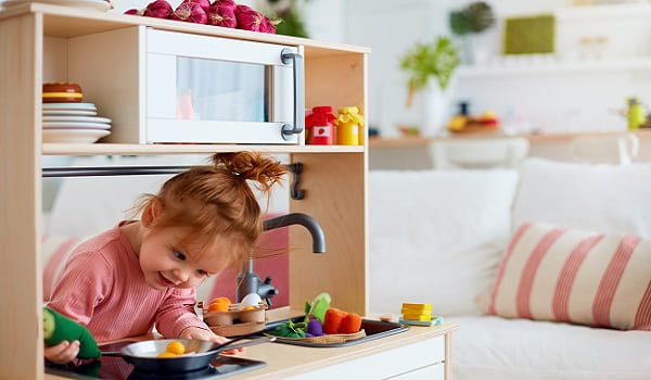 Jaką zabawkową kuchnie dla dziecka wybrać?