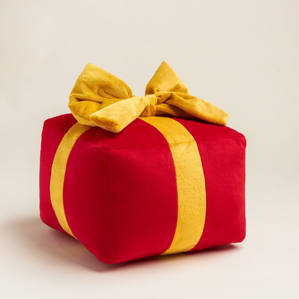 poduszka prezent czerwona ze złotą kokardą bok