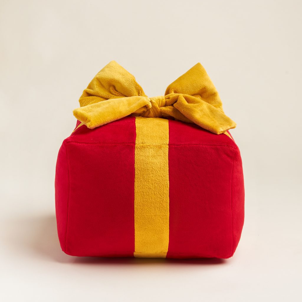 poduszka prezent czerwona ze złotą kokardą front