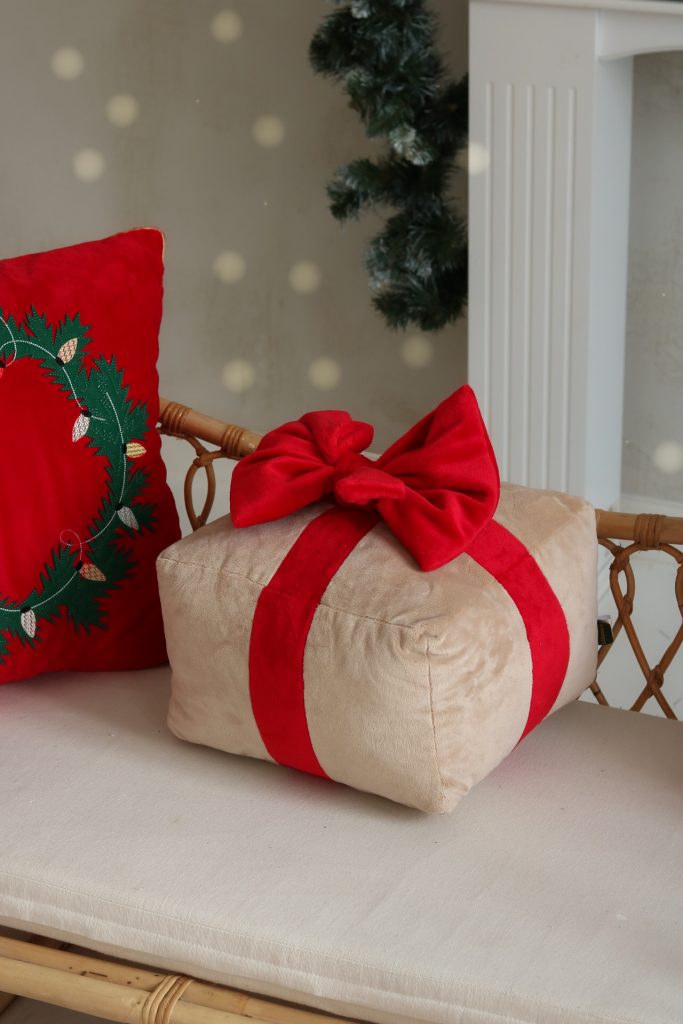 poduszka świąteczna prezent poduszka prezent z czerwoną kokardą